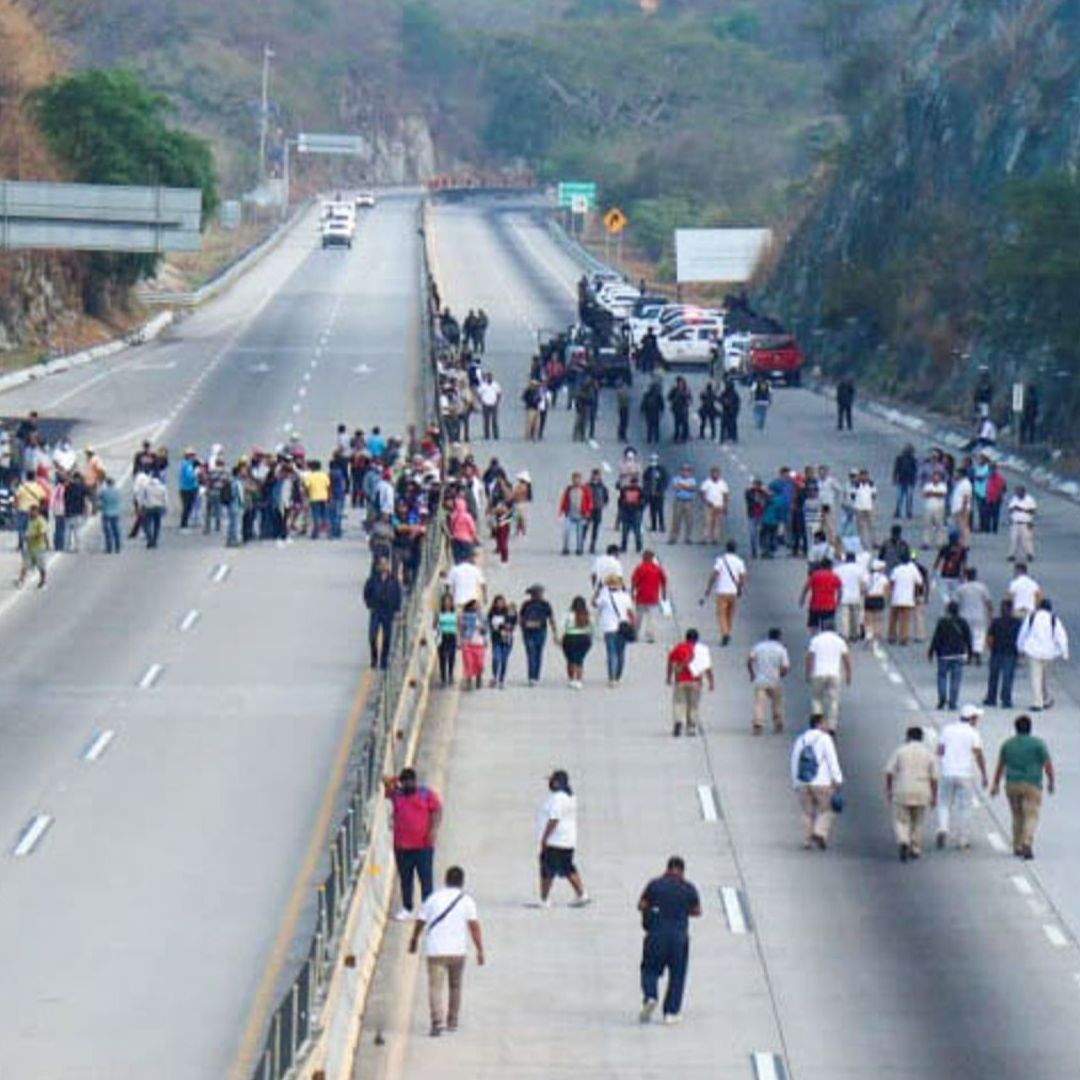 Manifestantes bloquean la Autopista del Sol.